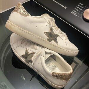 Woman’s Vintage Brand white faux leather sneaker w/ Camo glitter star 8.5
